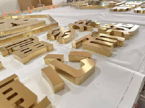 松潘拉丝不锈钢字的特点。